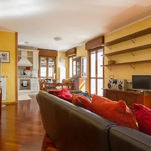Bright House With 2 Bedrooms & A Unique Terrace Apartament